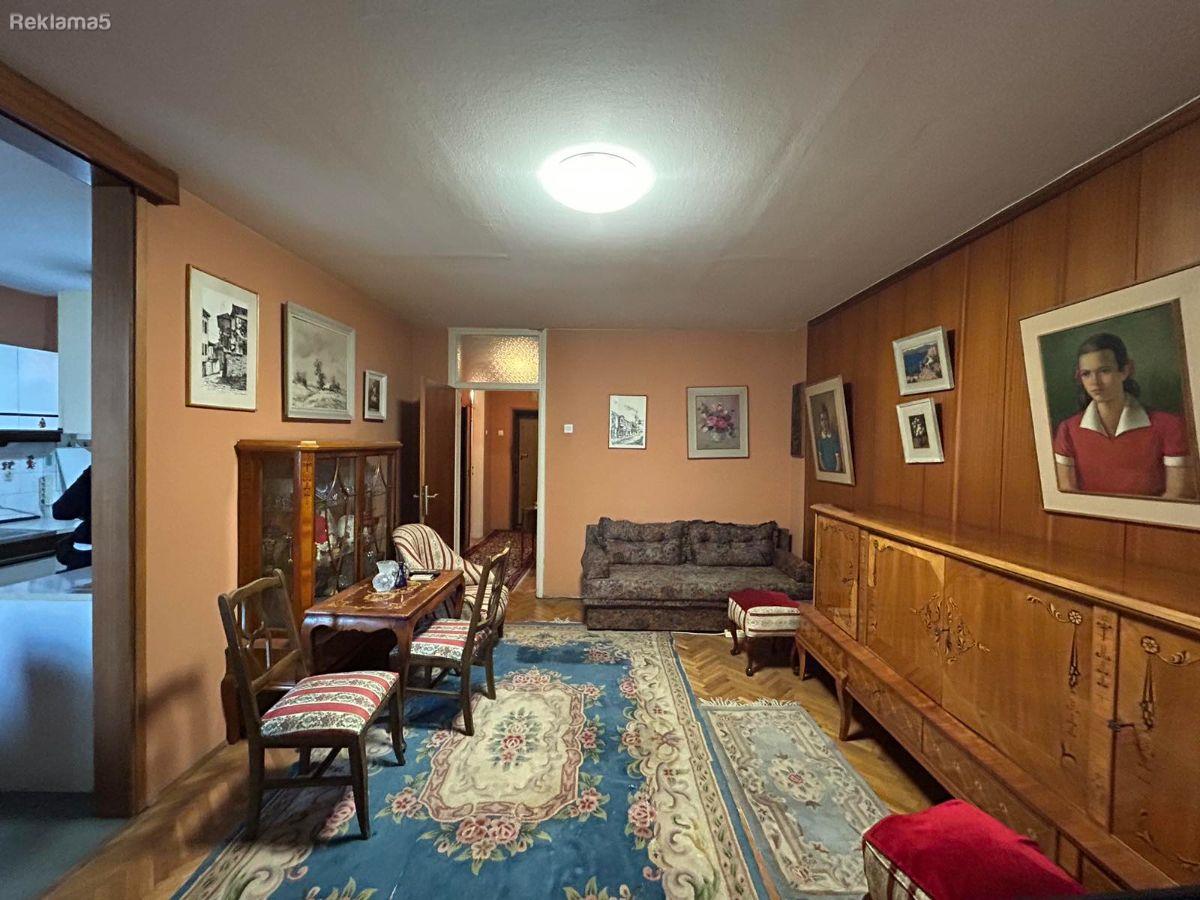 An apartment is for sale in Gradski Zid on the 3rd floor, opposite Crven krst