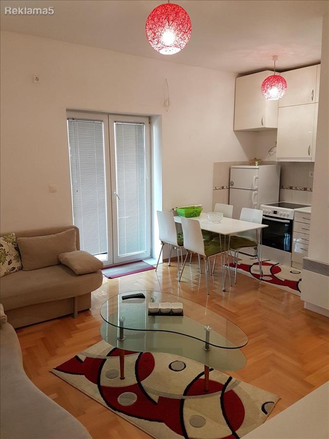 Se izdava cetvorosoben 70m2 D.Maalo
