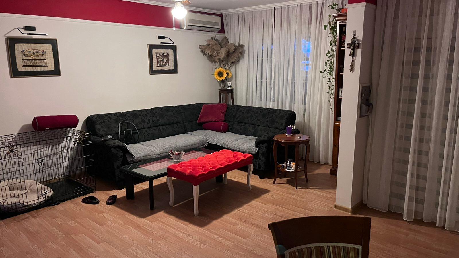 SE PRODAVA TROSOBEN STAN SO DVOR VO AERODROM, POZADI KAPITOL