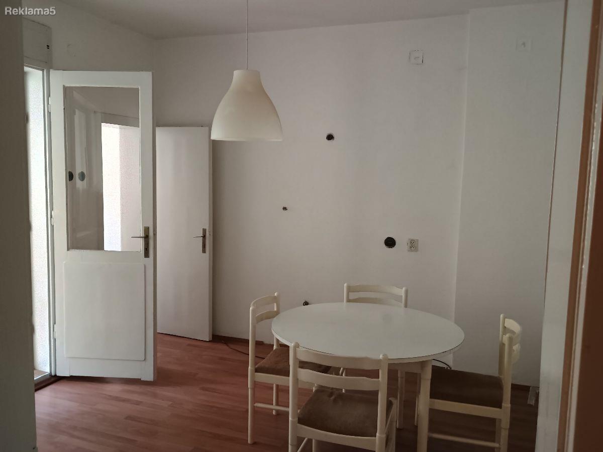 Izdavam stan vo centar 88m2 za kancelarii