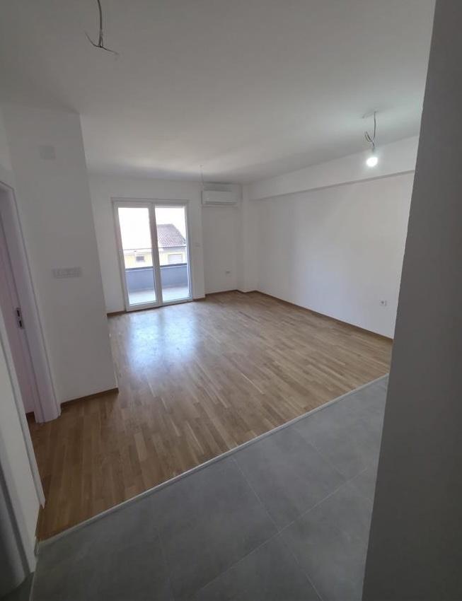 Se prodava stan 71m2 so tri spalni vo blizina na Univerzalna