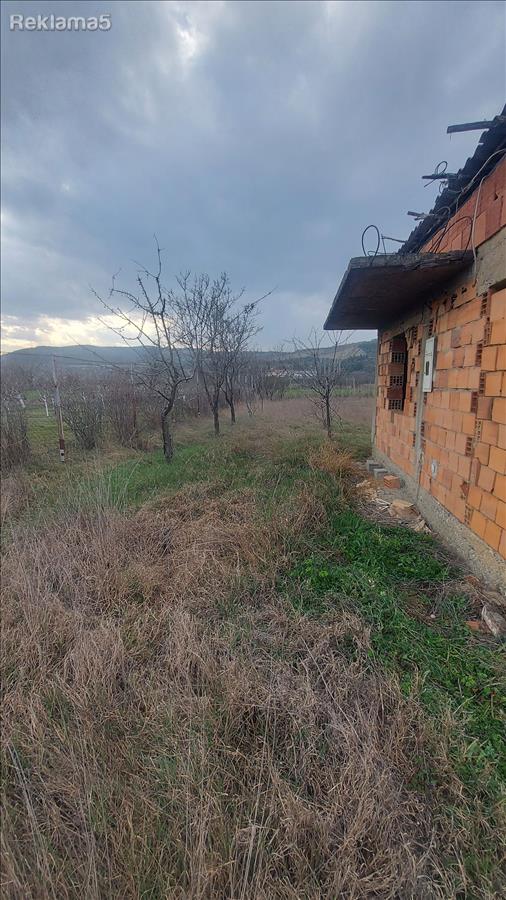 VOLKOVO kon Orman,objekt karabina31m2,1400m2plac,struja,voda