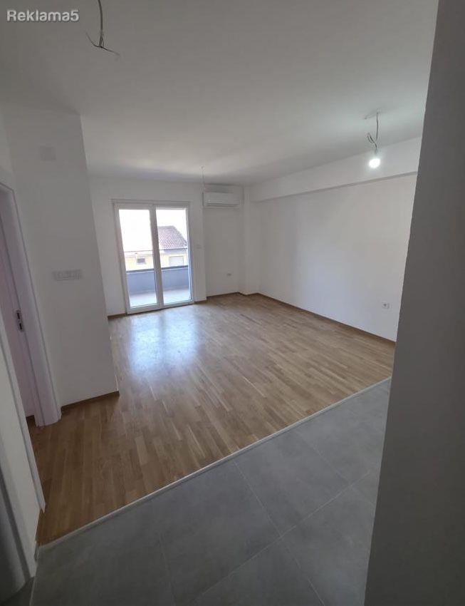 Se prodava stan 71m2 so tri spalni vo blizina na Univerzalna