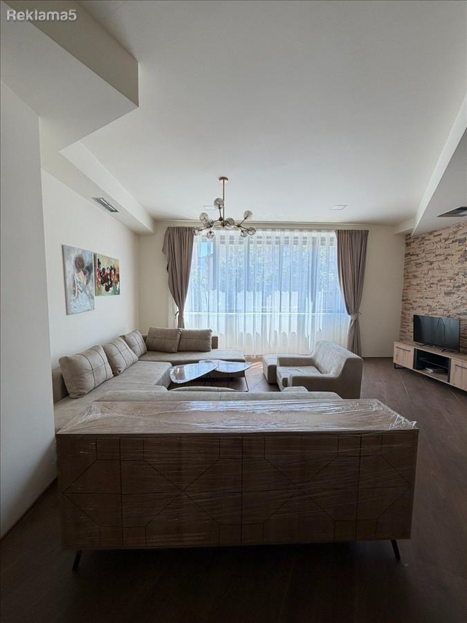 Se izdava moderno namesten stan 88 m2 vo Centar
