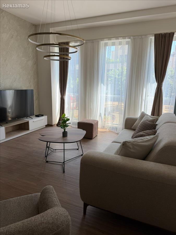 Se izdava stan 60m2 so edna spalna soba vo Centar