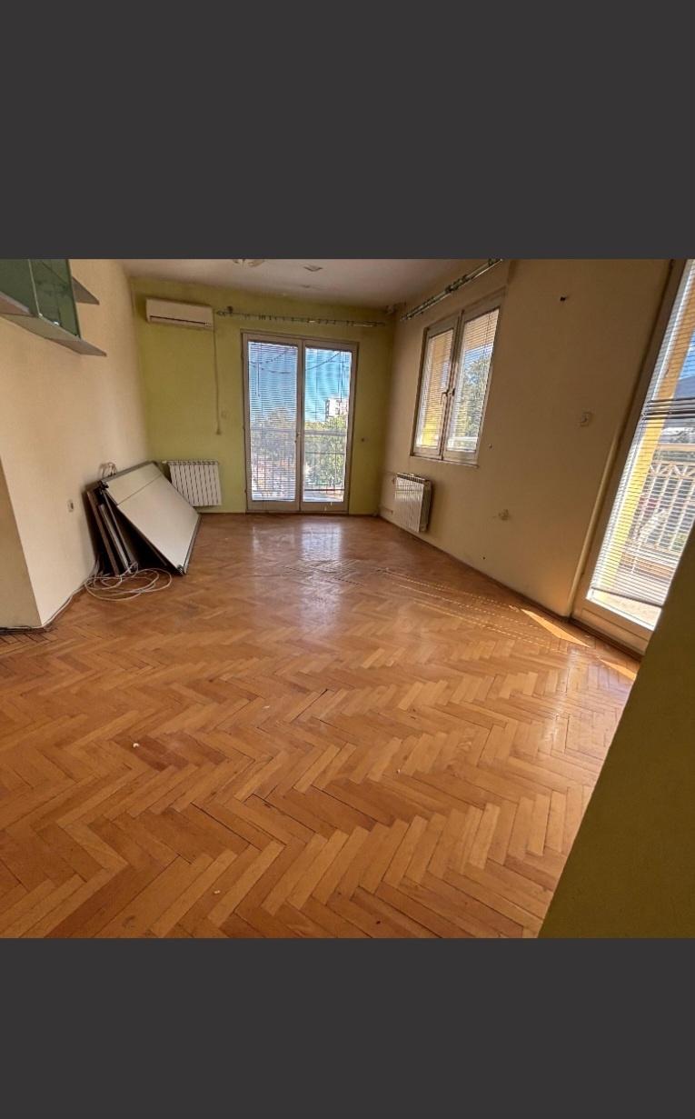SE PRODAVA CETIRISOBEN STAN VO KARPOSH