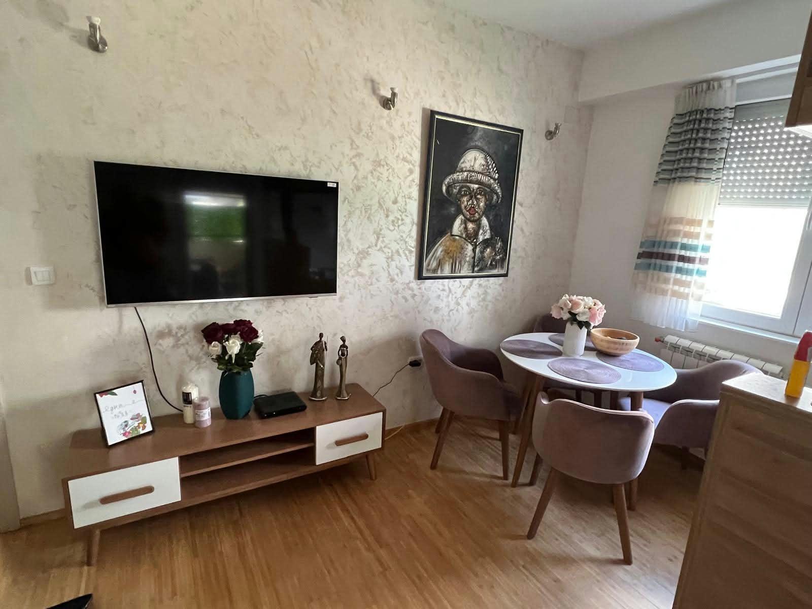Se prodava stan 50m2 +30m2 dvor vo Aleksandrija