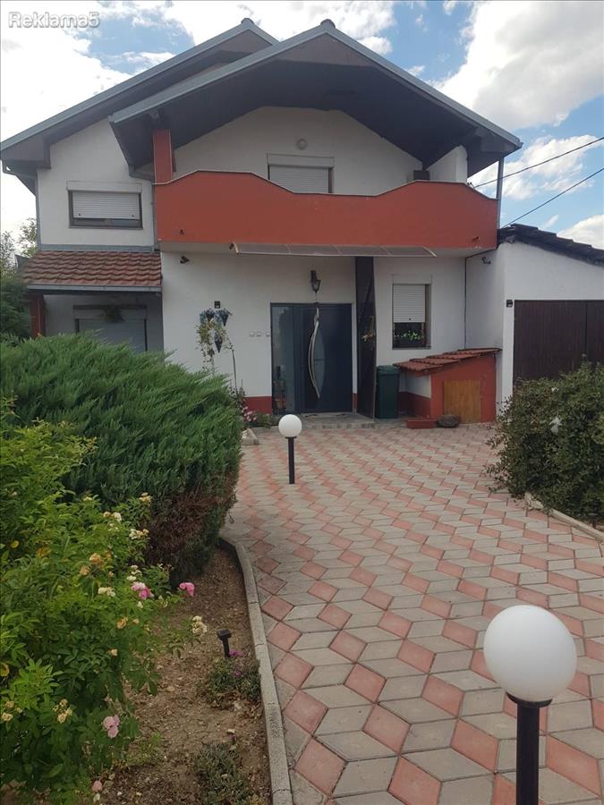 HOUSE FOR SALE WITH GARAGE AND YARD.