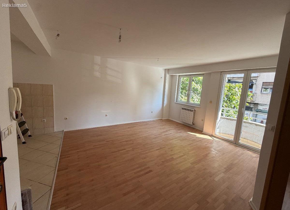 SE PRODAVA DVOSOBEN STAN VO CENTAR, BUNJAKOVEC