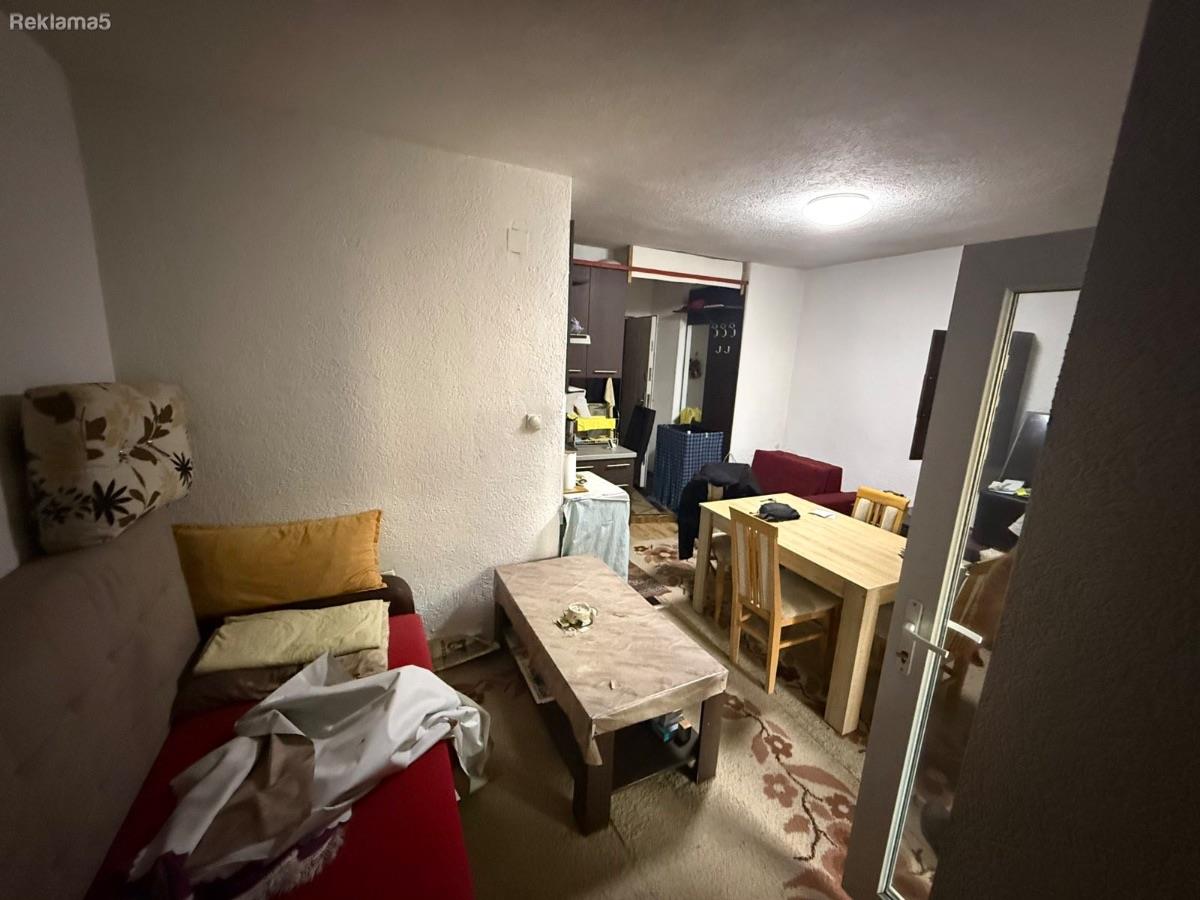 Se prodava garsonjera topansko pole