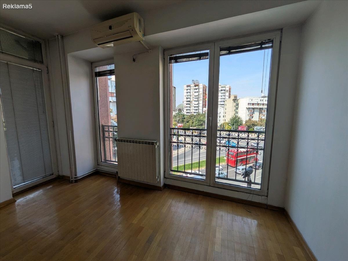 TROSOBEN STAN ZA DELOVNA NAMENA VO CENTAR, PLOSHTAD