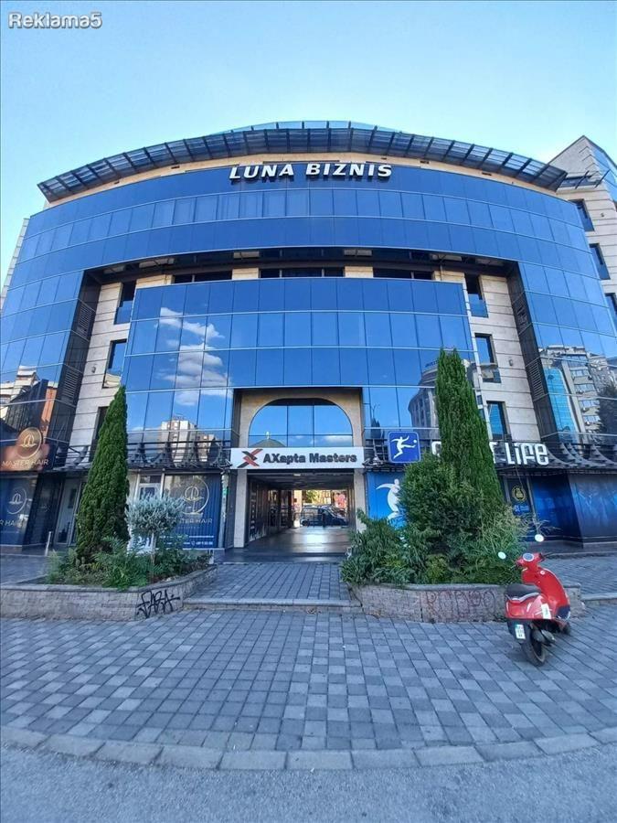 SE IZDAVA KANCELARISKI PROSTOR VO CENTAR - SOBOREN HRAM
