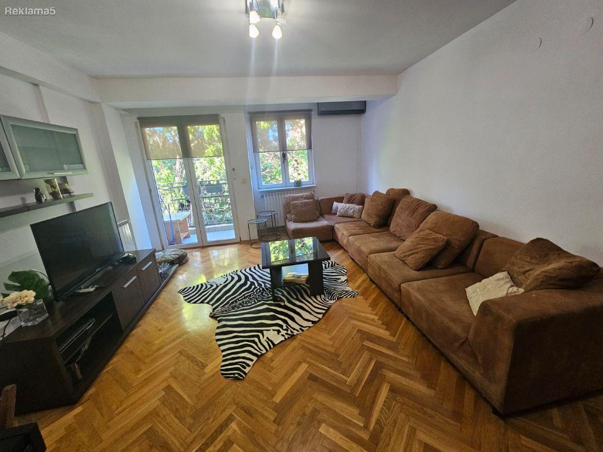 SE IZNAJMUVA TROSOBEN STAN VO CENTAR, KATOLICHKA