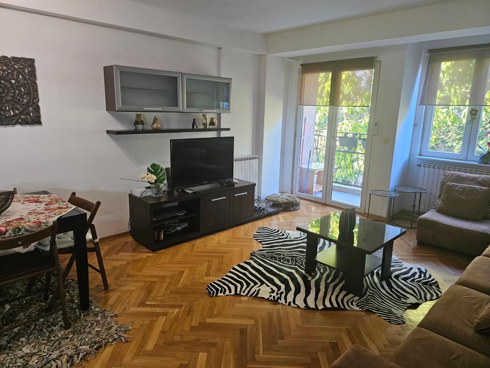 SE IZNAJMUVA TROSOBEN STAN VO CENTAR, KATOLICHKA