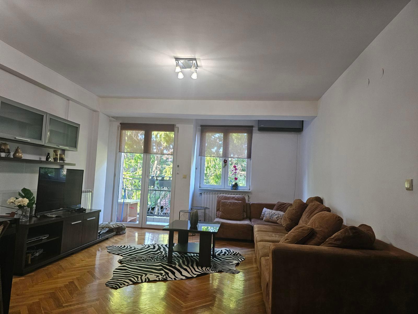 SE IZNAJMUVA TROSOBEN STAN VO CENTAR, KATOLICHKA