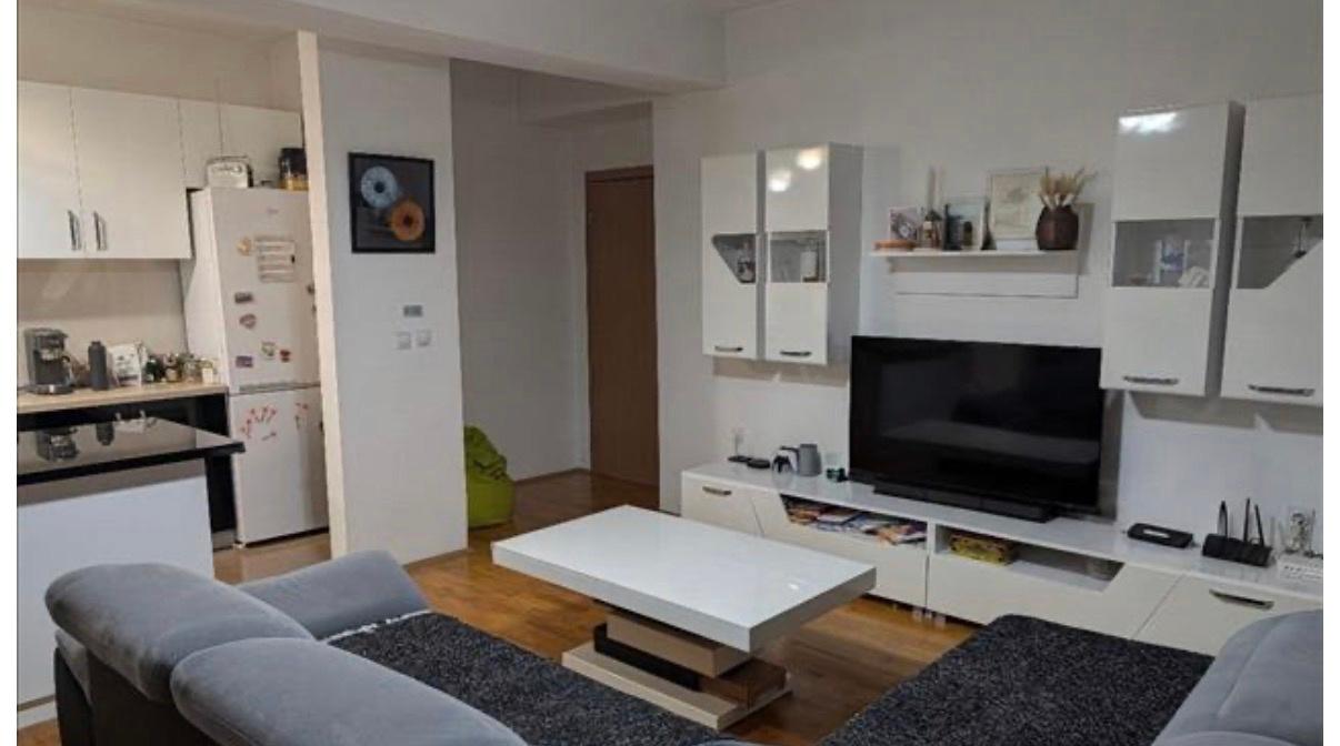 SE PRODAVA TROSOBEN STAN VO KISELA VODA
