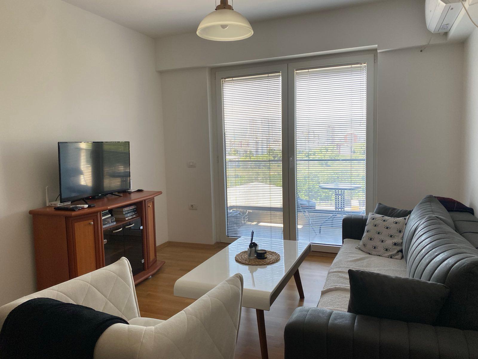 SE IZDAVA NOV STAN 50m2 SPROTI FON DO MERCEDES