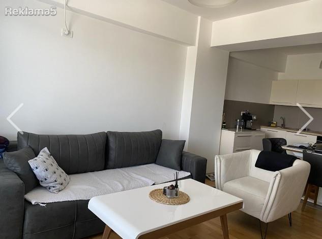 SE IZDAVA: Kompletno opremen stan kaj FON 52m2