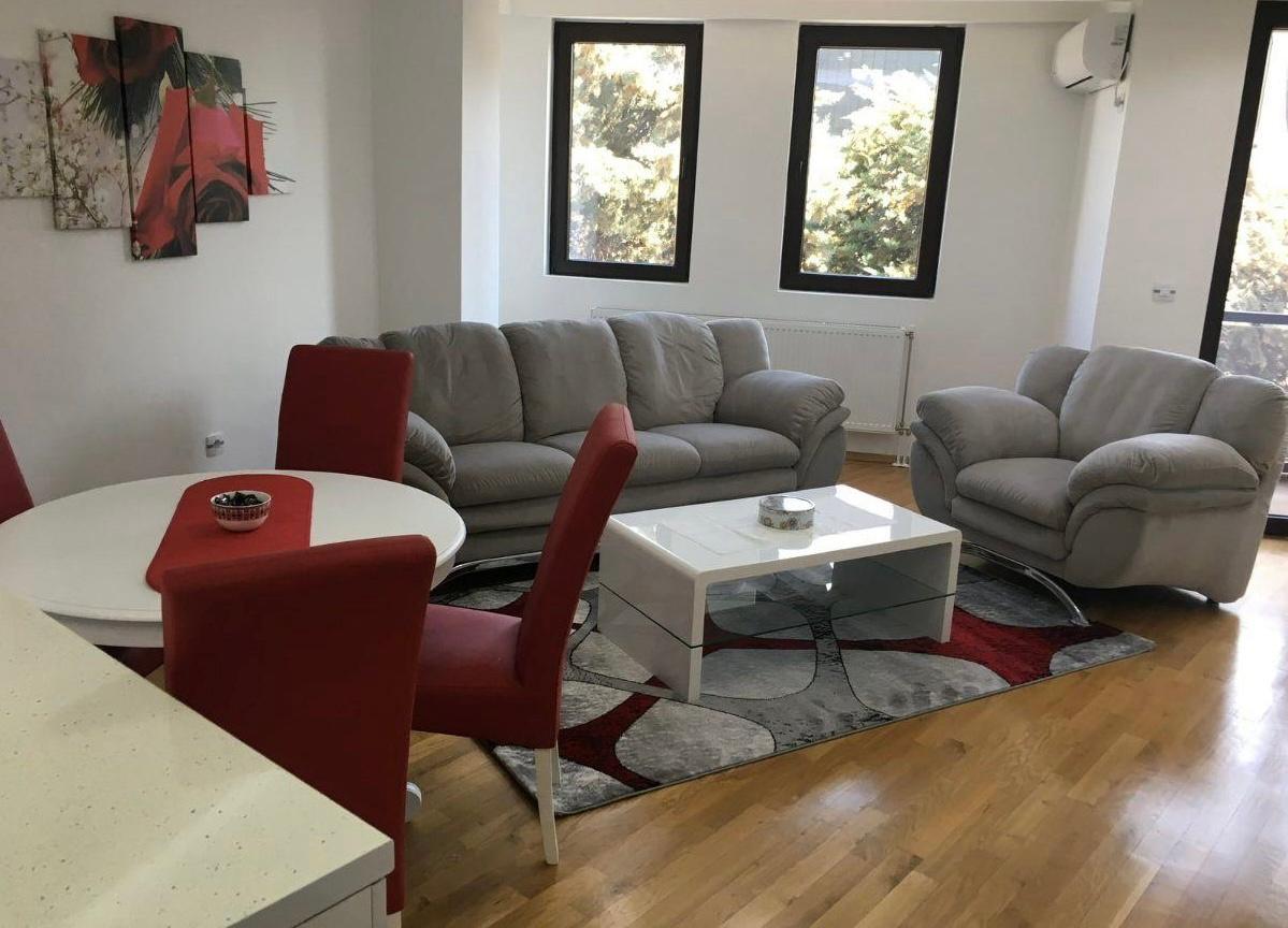 SE IZDAVA TROSOBEN STAN VO CENTAR