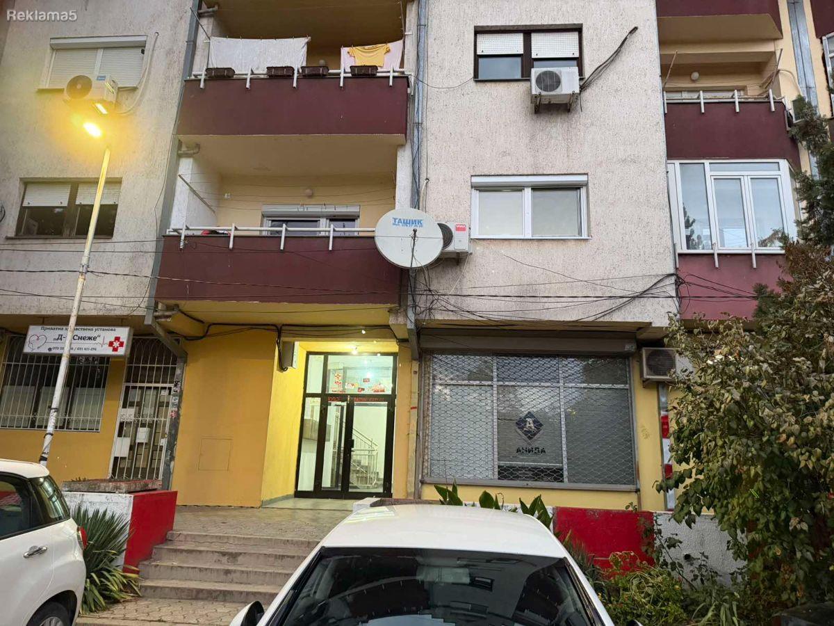 A furnished apartment of 48m2 is for rent on the first floor on st. Oct. r