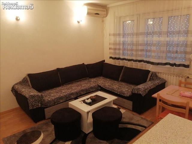 Продавам наместена гарсоњера во строг центар