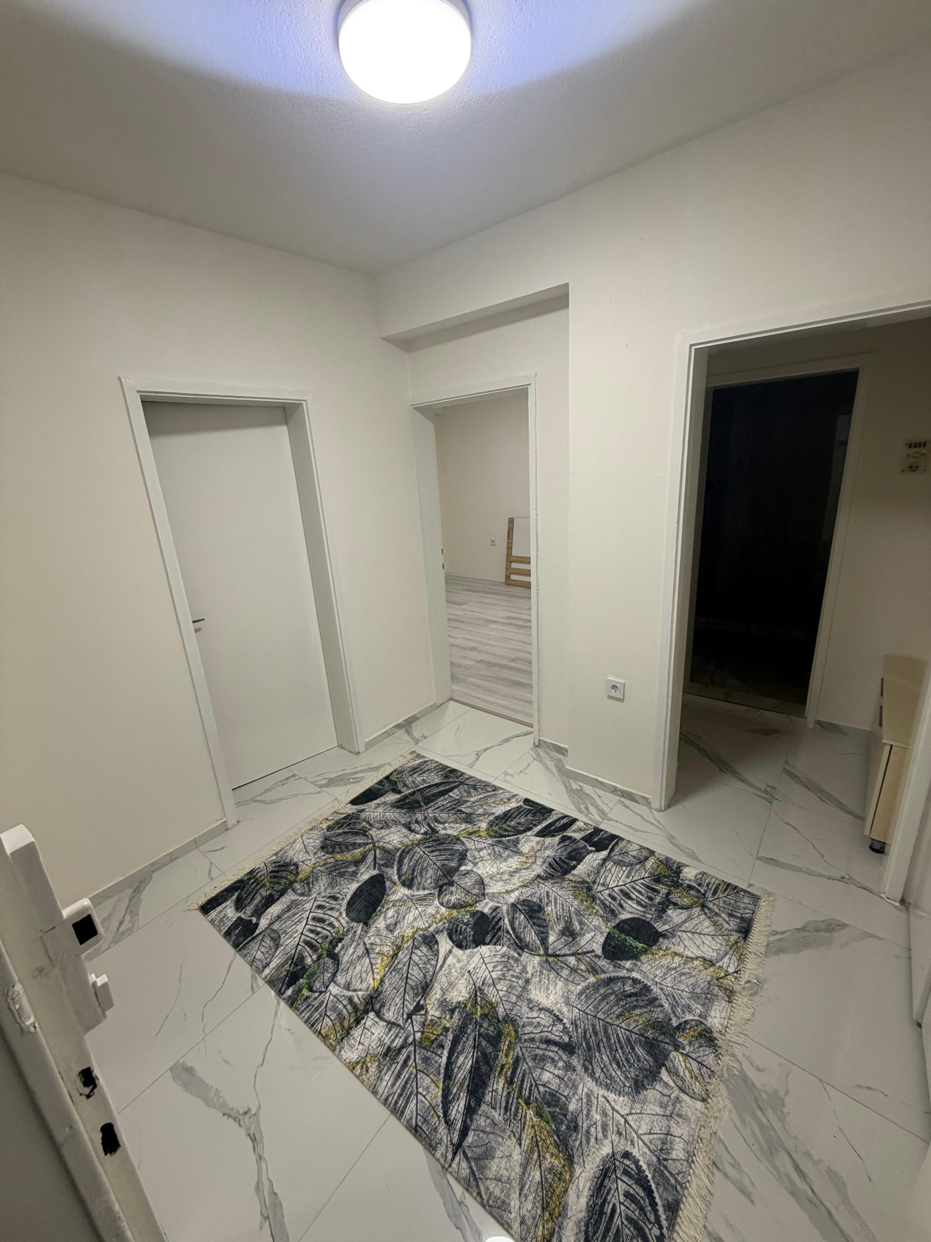 Stan cair 50m2 plus 6m2 podrum prvi sprat dve sobi pluskunja