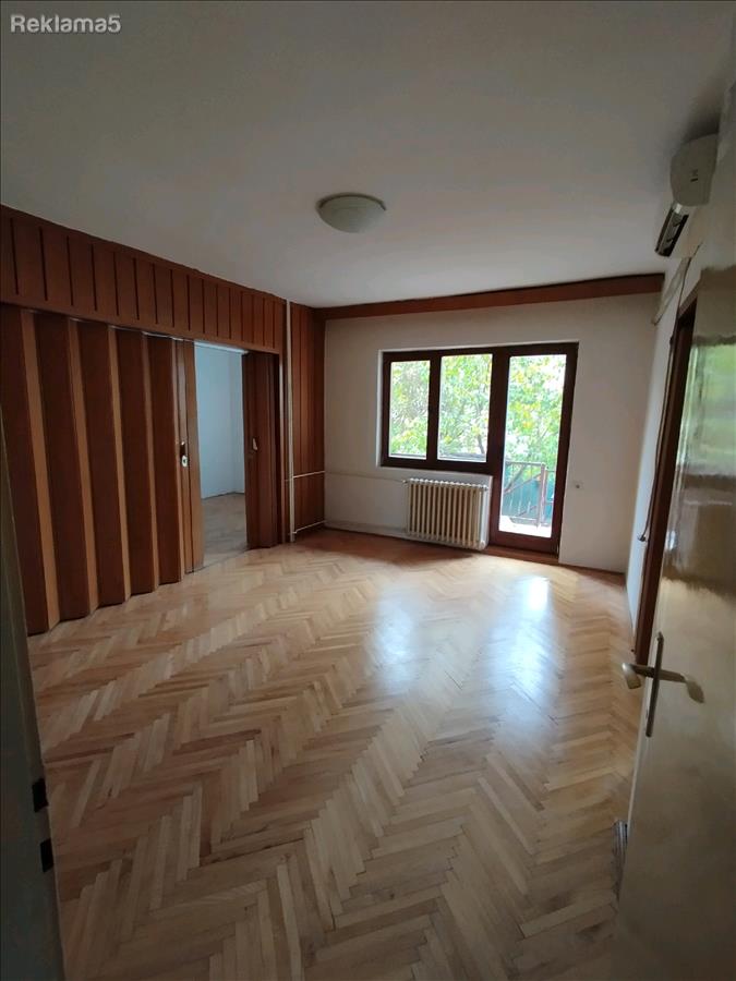 izdavam trosoben prazen stan vo Karposh