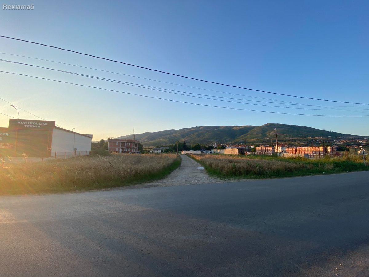 Se prodavaat 2 kukji so plac 5.200m2 na vlezot na Aracinovo