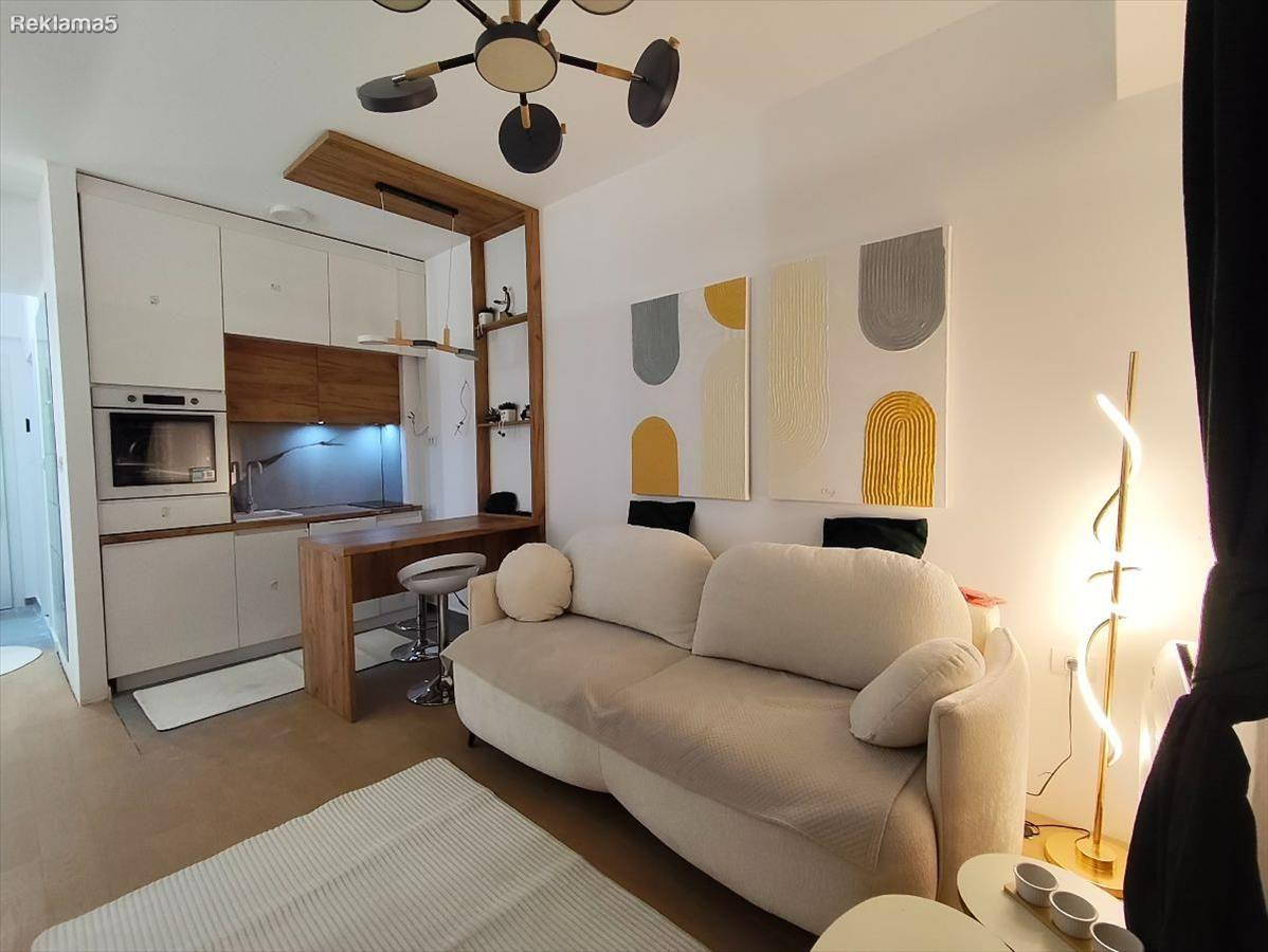 СЕ ИЗДАВА ГАРСОЊЕРА ВО АВТОКОМАНДА - EAST GATE LIVING