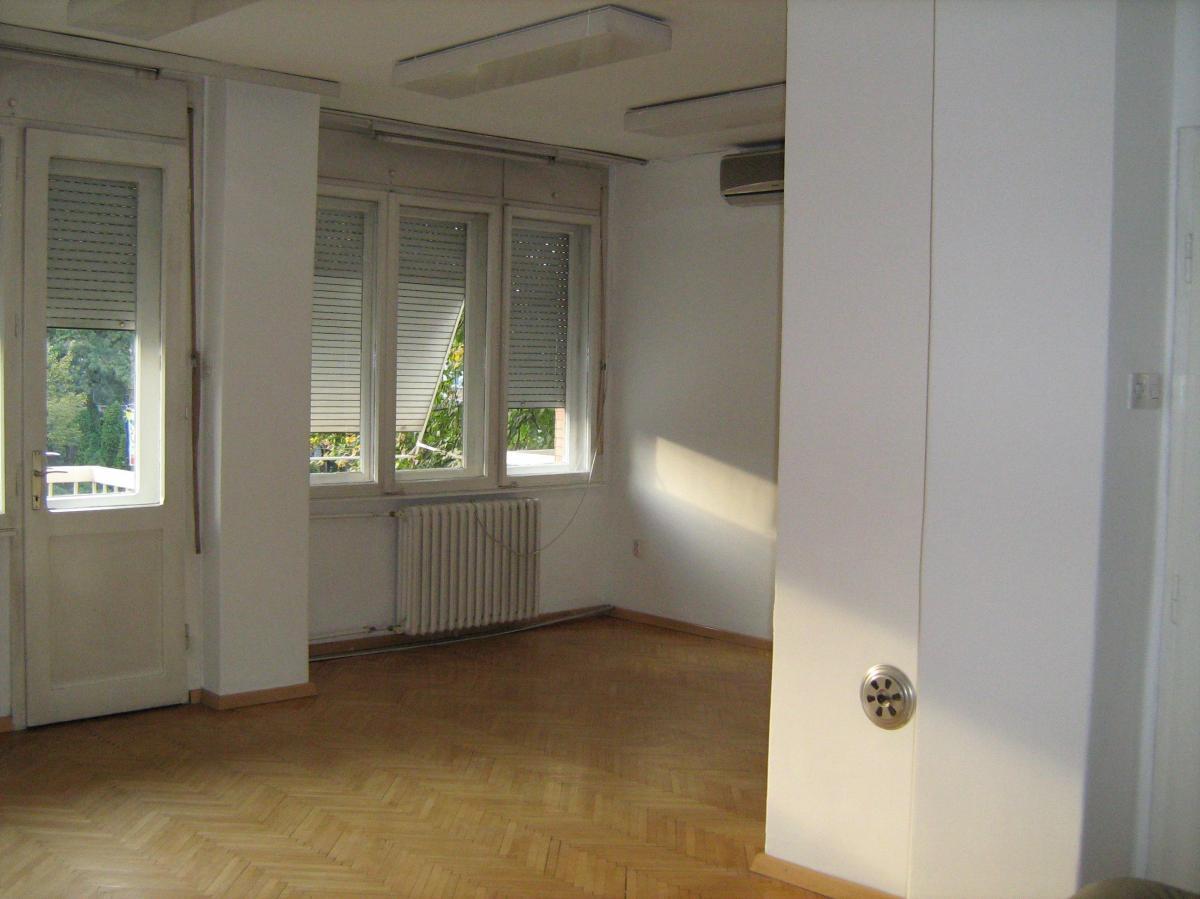 Apartment-business space of 90 m2 for rent in Centar