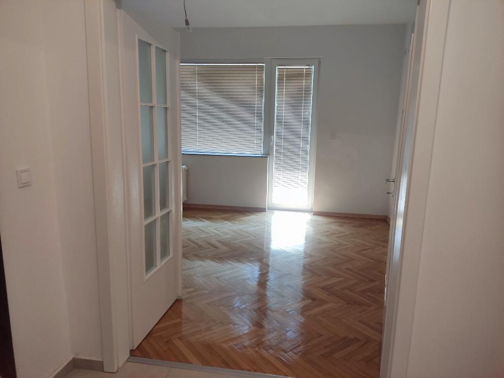 SE IZDAVA DELOVEN PROSTOR VO CENTAR