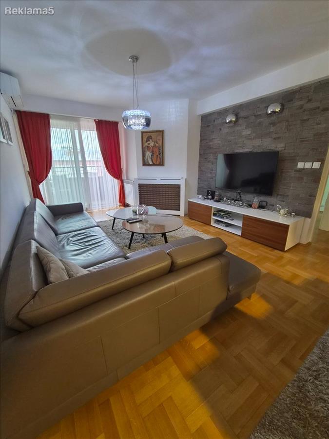 Се издава 3 собен, комплетно опремен стан од 80 м² во Центар