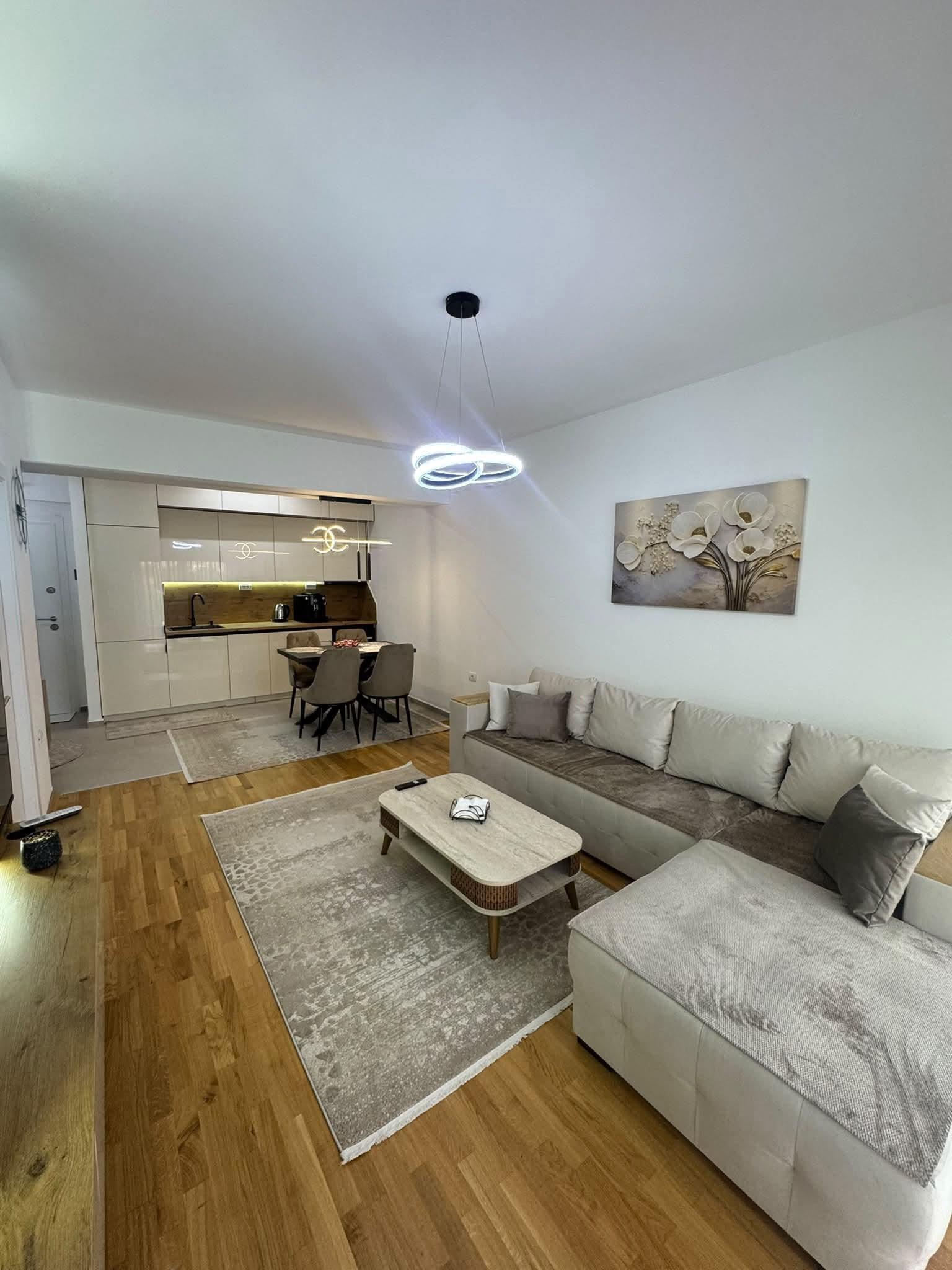 Se iznajmuva dvosoben, namesten stan vo East Gate Living
