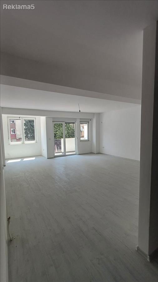 PRODAVAM ILI IZDAVAM GOLEM STAN ZA ZIVEENJE ILI BIZNIS