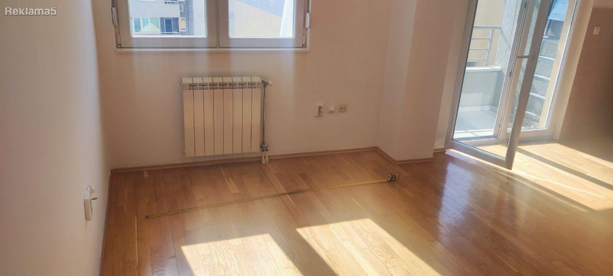 Продаваме убав 3собен стан,65м2 Центар, Католичка