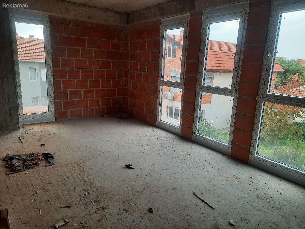 Se prodava trosoben stan 60m2