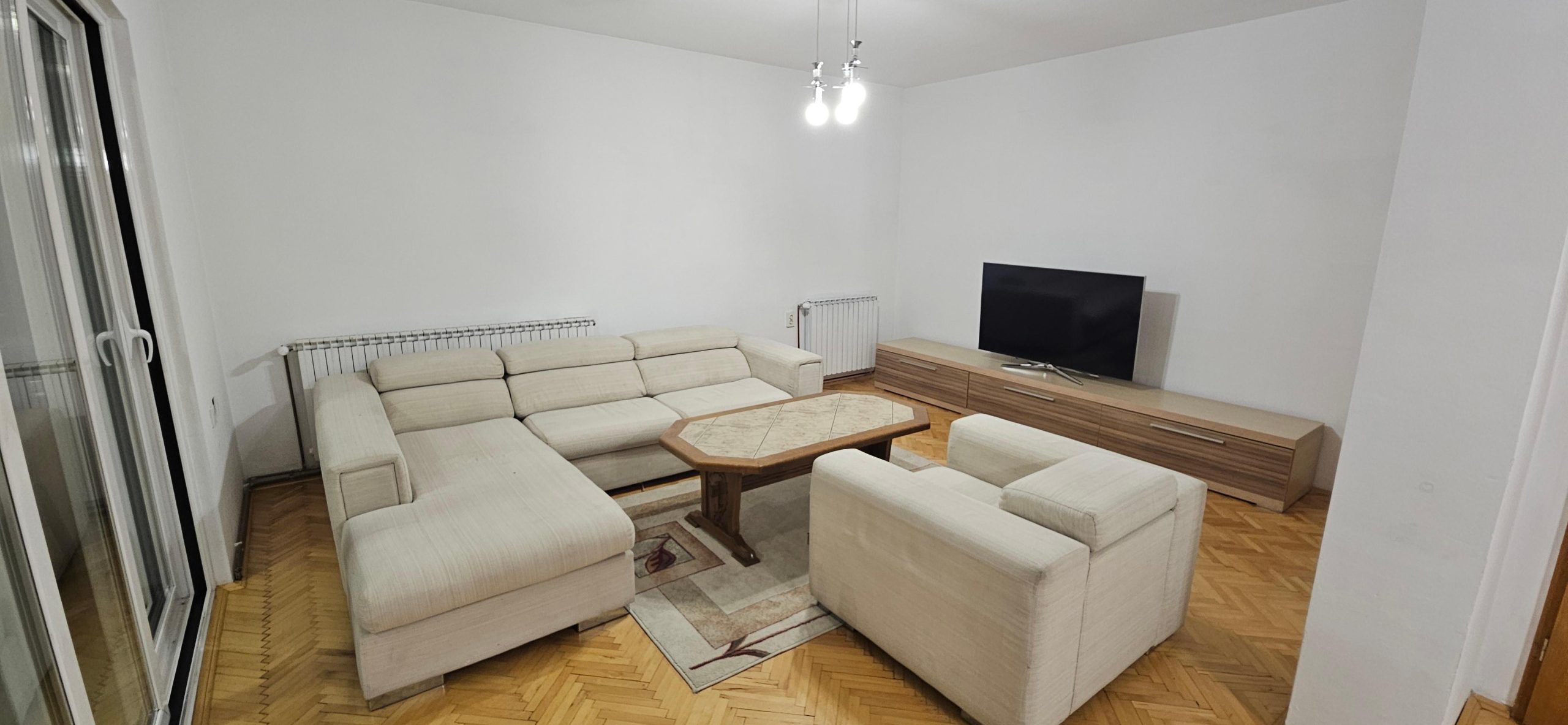 Se izdava kompletno opremen stan (85m2 + 30m2 terasi) kaj OU