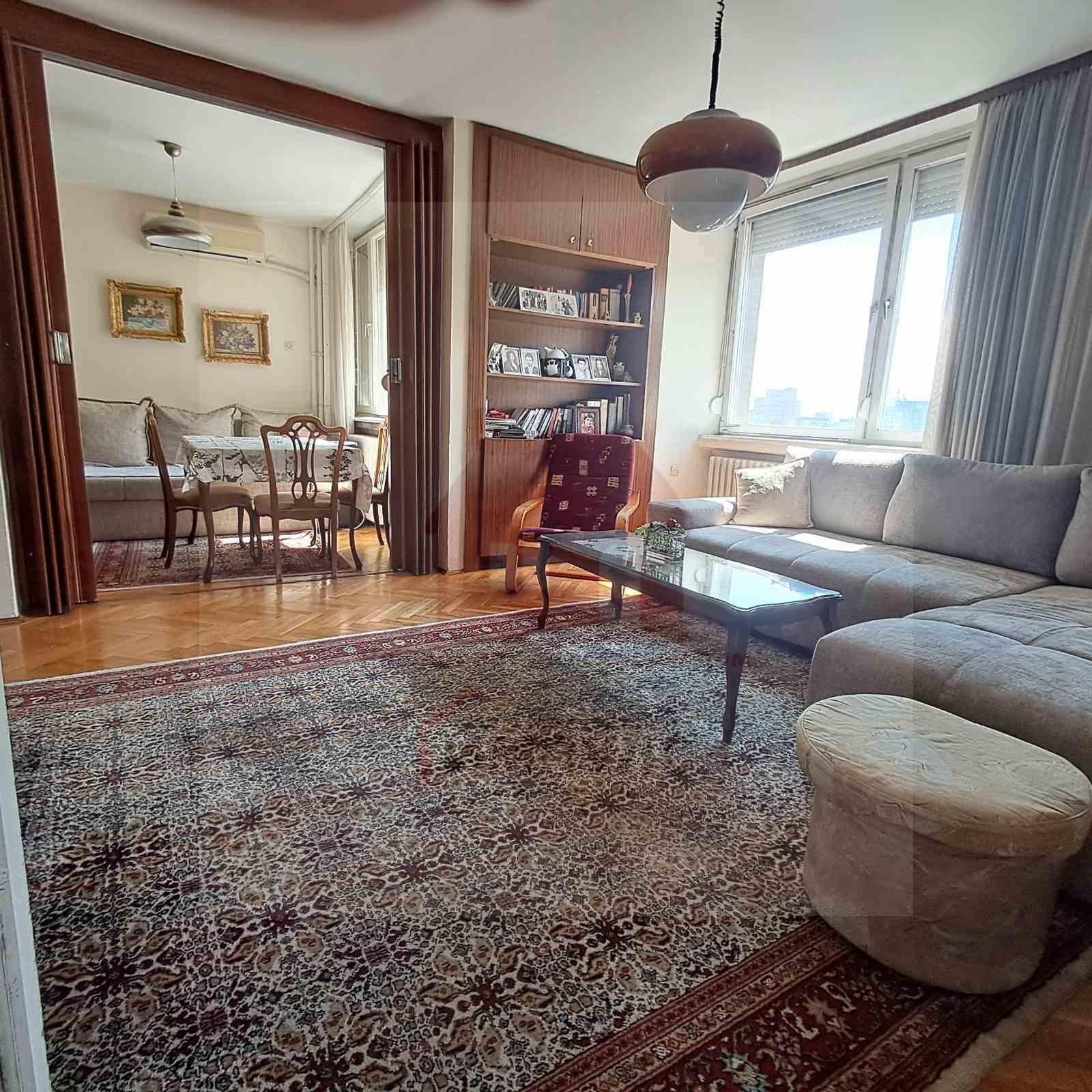 SE PRODAVA TROSOBEN STAN VO CENTAR